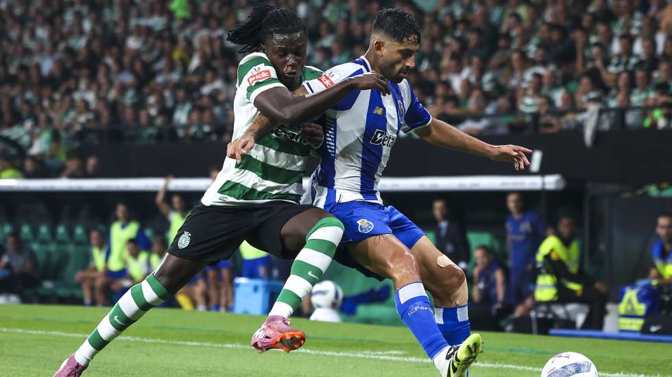 Sporting player Geovany Quenda vies for the ball with FC Porto player Alan Varela (R) during the Portuguese First League soccer match held at Alvalade Stadium, Lisbon, Portugal, 30 August 2025. JOSE SENA GOULAO/LUSA
