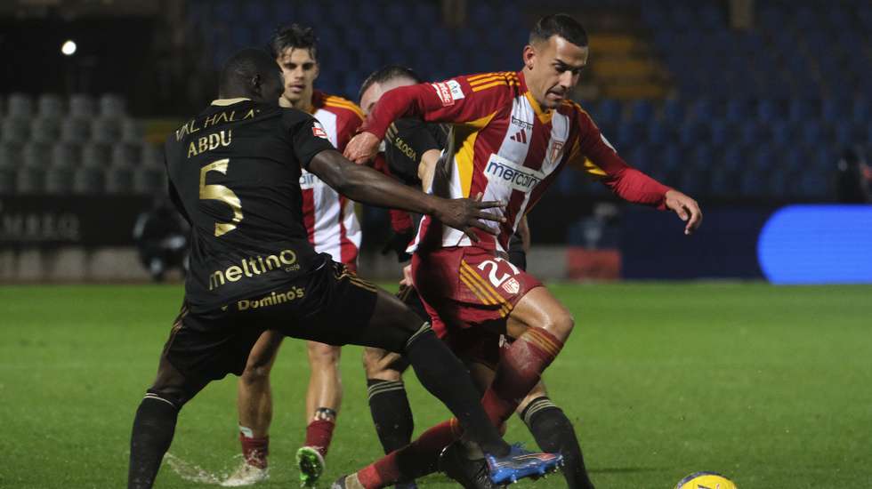 Abdu (E) do Casa Pia disputa um lance com Algobia do AVS durante o jogo da 19ª jornada da I Liga disputado no Estádio Municipal de Rio Maior, 23 de janeiro de 2026. CARLOS BARROSO/LUSA