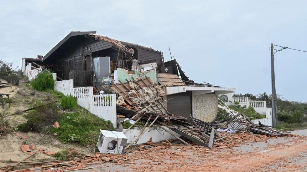 Várias casas danificadas depois da passagem da depressão Kristin, em Pataias, Alcobaça, 28 de janeiro de 2026. Portugal continental está a ser afetado pelos efeitos da passagem da depressão Kristin, com chuva, vento, neve e agitação marítima, tendo sido emitidos vários avisos pelo Instituto Português do Mar e da Atmosfera (IPMA). CARLOS BARROSO/LUSA