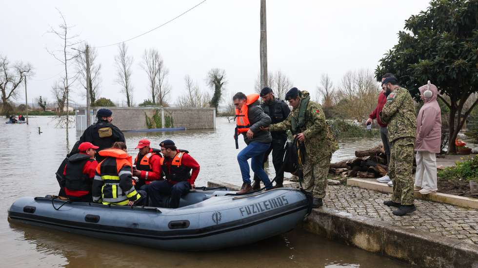 Fuzileiros ajudam habitantes da Ereira nas deslocações de barco devido à subida da água do Rio Mondego que isolou a povoação, onde só se entra ou sai de camião ou barco. Mesmo isolada, a população de Ereira está a votar para as eleições presidenciais nas urnas colocadas na Associação Cultural, Desportiva e Social da Ereira, no centro da localidade, Montemor-o-Velho, 8 de fevereiro de 2026. (ACOMPANHA TEXTO)  PAULO NOVAIS/LUSA