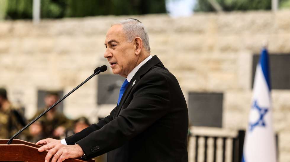 epa12904323 Israeli Prime Minister Benjamin Netanyahu speaks during a ceremony commemorating Israel’s Remembrance Day for fallen soldiers, or Yom HaZikaron, at the Military Cemetery on Mount Herzl in Jerusalem, 21 April 2026.  EPA/ILIA YEFIMOVICH / POOL