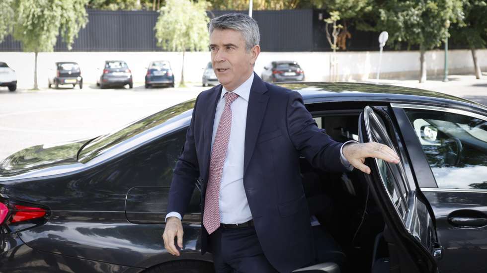 O secretário-geral do Partido Socialista (PS), José Luís Carneiro, à chegada para uma visita ao Centro de Formação Profissional da Indústria Eletrónica (CINEL), no âmbito da Rota pelo Ensino e Formação Profissional,  em Lisboa, 14 de maio de 2026. ANTÓNIO PEDRO SANTOS/LUSA