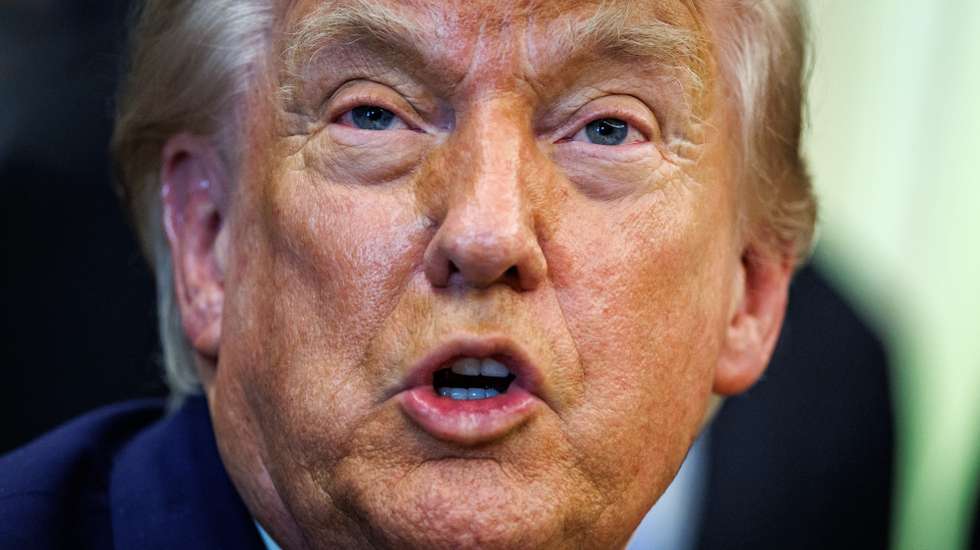 epa13016825 US President Donald Trump answers questions from the news media after an announcement on 'Beautiful, Clean Coal' in the Oval Office of the White House in Washington, DC, USA, 04 June 2026. Trump announced a plan to invest 700 million US dollars in coal plants and energy infrastructure under the Defense Production Act.  EPA/SAMUEL CORUM / POOL