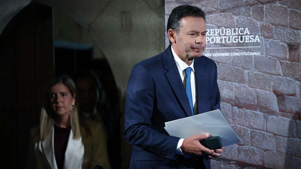 O primeiro-ministro, Luís Montenegro, intervém durante a conferência de imprensa após a reunião do Conselho de Ministros, no Paço dos Duques de Bragança, em Guimarães, 03 de julho de 2026. ESTELA SILVA/LUSA