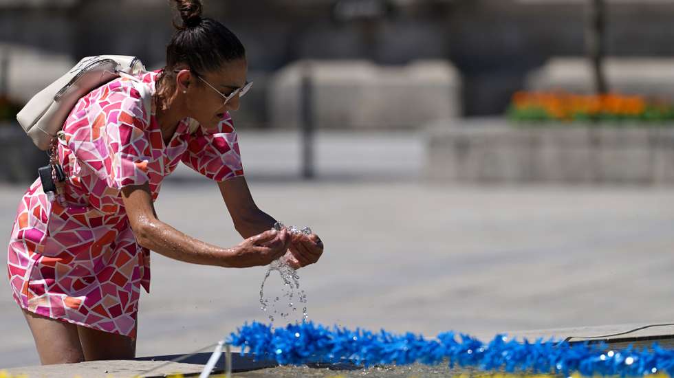 Pessoas refrescam-se devido à onda de calor, Braga, 1 de julho de 2026. Segundo a informação do Instituto Português do Mar e da Atmosfera (IPMA), prevê-se para os próximos dias um agravamento das condições meteorológicas associadas ao tempo quente e seco, com um aumento da temperatura máxima, com valores a acima dos 40 graus Celsius, em várias regiões do território. HUGO DELGADO/LUSA