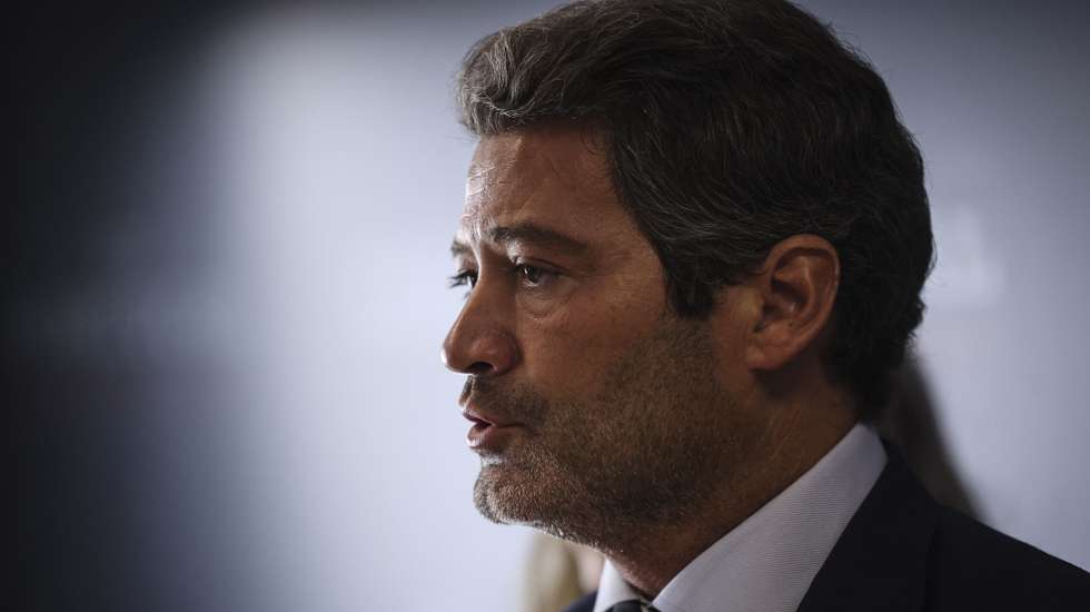 O presidente do Chega, André Ventura, durante uma declaração a propósito da acusação do Ministério Público no caso das gémeas luso-brasileiras, que motivou também a constituição de uma comissão parlamentar de inquérito, em Lisboa, 28 de setembro de 2026.  ANDRÉ KOSTERS/LUSA