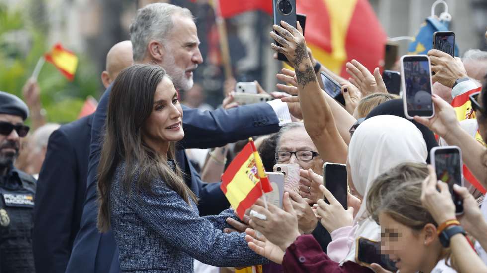 epa13300099 Spain's King Felipe VI (L) and Queen Letizia (R) greet the crowd waiting at the Town Hall as they arrive in Ceuta, Spain, 13 October 2026. This is the Spanish royal couple's first visit to Spain's North African enclaves, Ceuta and Melilla.  EPA/CHEMA MOYA