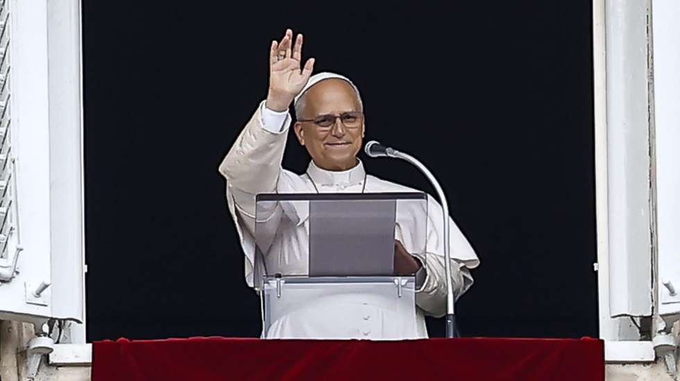 epa13313185 Pope Leo XIV leads the Angelus prayer, traditional Sunday's prayer, from the window of his office overlooking Saint Peter's Square, the day after his discharge from the Agostino Gemelli University Hospital, where he had been admitted for surgery, Vatican City, 18 October 2026.  EPA/ANGELO CARCONI