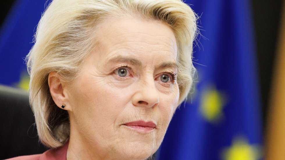 epa13333866 European Commission President Ursula von der Leyen chairs the European Commission's weekly College meeting in Brussels, Belgium, 27 October 2026.  EPA/OLIVIER MATTHYS