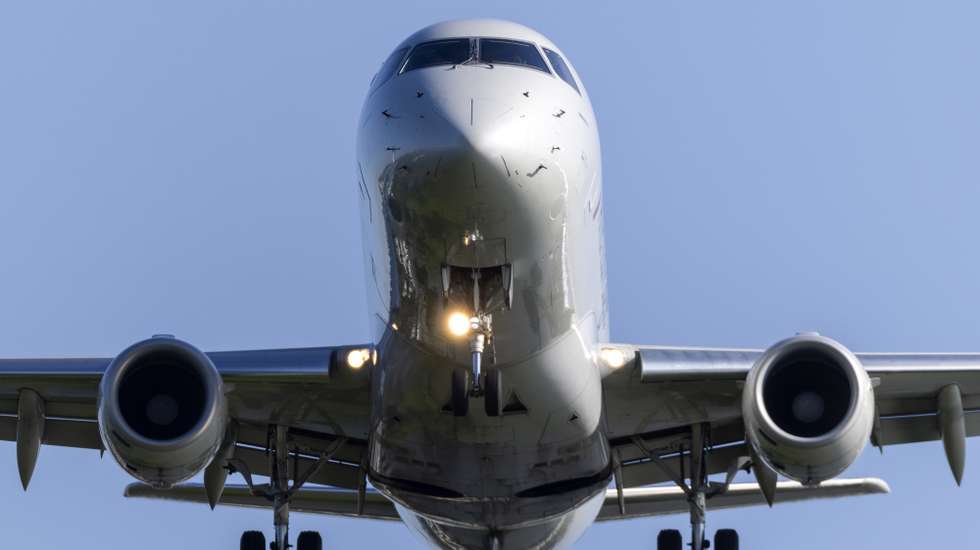 Um avião no céu pronto a aterrar em Washington