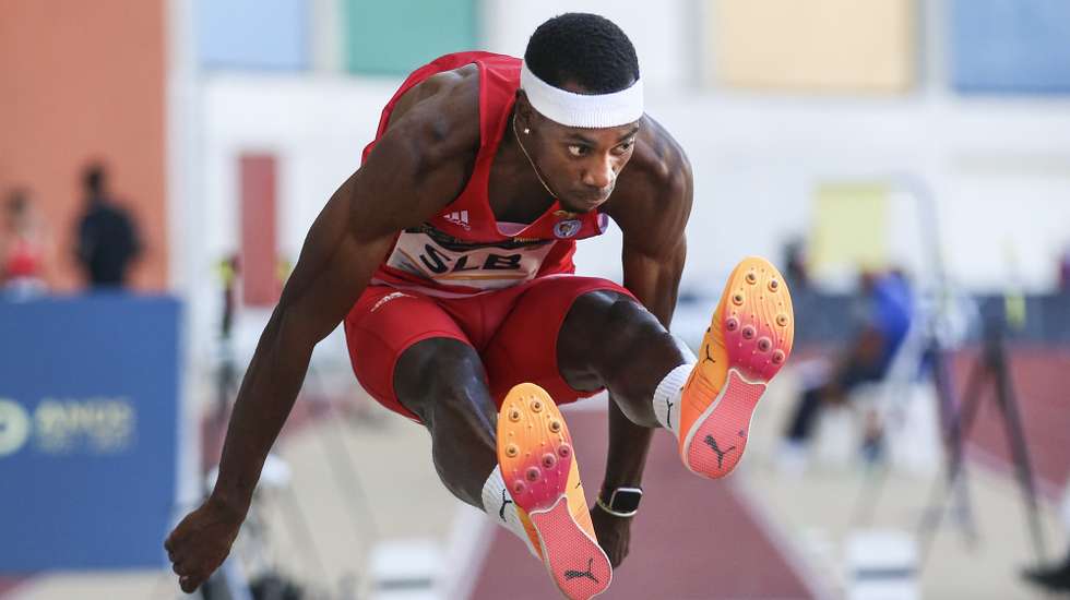 O atleta do Benfica, Pedro Pichardo, em ação durante a prova do triplo salto dos Campeonatos Nacionais de Clubes de Atletismo, realizados no Estádio Municipal Magalhães Pessoa, em Leiria, 31 de julho de 2022. PAULO CUNHA/LUSA