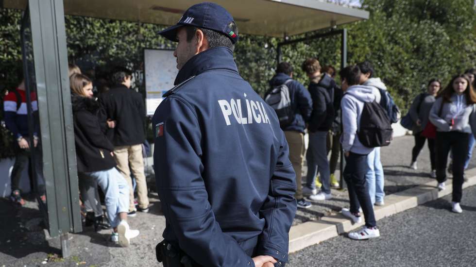 Agente da PSP/Escola Segura numa ação de fiscalização a alunos junto à Escola Secundária do Restelo. Lisboa, 22 de janeiro de 2020. (ACOMPANHA TEXTO DE 30 DE JANEIRO DE 2020) MIGUEL A. LOPES/LUSA