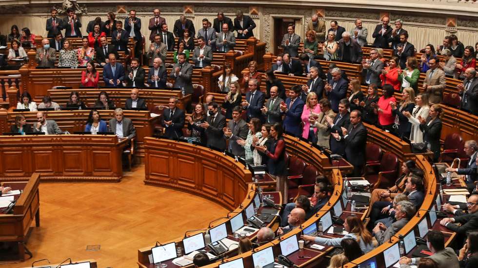 Deputados durante a votação da proposta do Orçamento de Estado para 2022 que foi aprovada na generalidade com os votos a favor do PS (120), a abstenção de PAN e Livre, e os votos contra das restantes bancadas parlamentares (PSD, Chega, BE e IL), durante o debate sobre Orçamento do Estado de 2022, na Assembleia da República, em Lisboa, 29 de abril de 2022. O documento tem agora votação final global marcada para 27 de maio, sendo que o OE 2022 deverá entrar em vigor já a partir do dia 1 de julho.  MANUEL ALMEIDA/LUSA