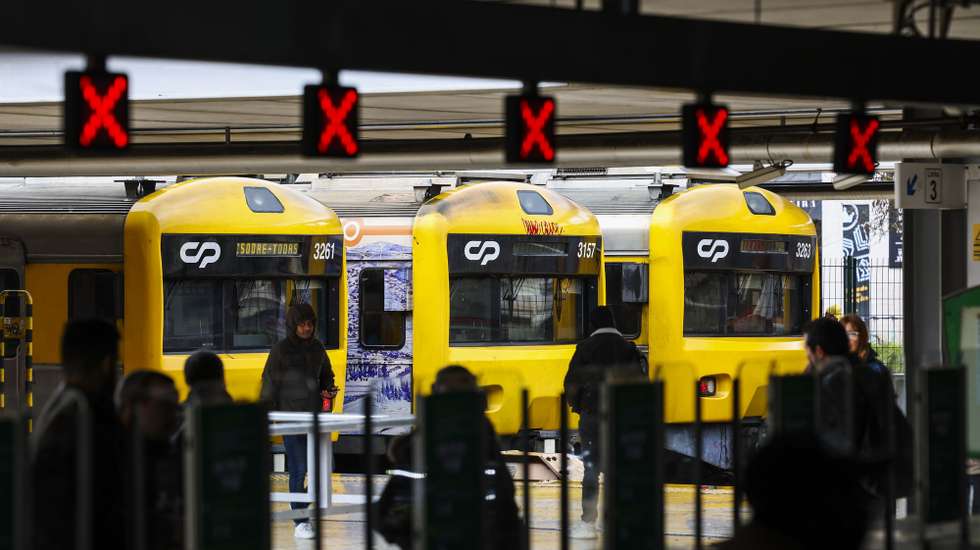 Comboios parados em dia de greve de trabalhadores da CP – Comboios de Portugal e da Infraestruturas de Portugal (IP),  em defesa da “atribuição de um prémio financeiro que compense a perda do poder de compra verificado no ano 2022”, a “atualização do subsídio de alimentação” e o “fim da discriminação entre trabalhadores”, na Estação do Cais do Sodré, em Lisboa, 26 de dezembro de 2022. Para além da greve de 24 horas para este dia (das 00:00 às 23:59), prolonga-se ainda uma outra greve ao trabalho suplementar, incluindo feriados e dias de descanso semanal, que teve início dia 23 de dezembro e que termina às 24:00 do dia 02 de janeiro de 2023. JOSÉ SENA GOULÃO/LUSA