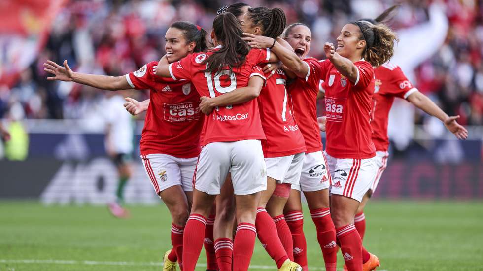 A jogadora do Benfica, Jessica Silva (E), festeja com as colegas o golo contra o Sporting no jogo de futebol da Taça de Portugal feminina, realizado no estádio da Luz, Lisboa, 21 de janeiro de 2023. MIGUEL A.LOPES/LUSA