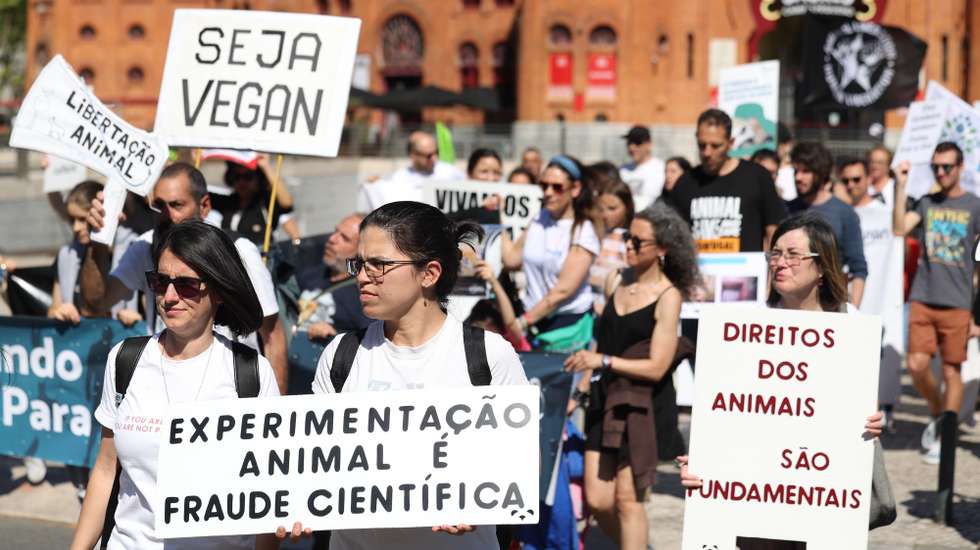 Marcha anual "Animais na Constituição" organizada pela Associação ANIMAL pedindo que a proteção dos animais seja inserida na Constituição Portuguesa, no âmbito da revisão em curso, com concentração no Campo Pequeno e desfile em direção à Assembleia da República, Lisboa, 15 de abril de 2023. A associação tem uma petição “Pela inclusão da proteção dos animais na Constituição da República Portuguesa”, e este será o mote da marcha. TIAGO PETINGA/LUSA