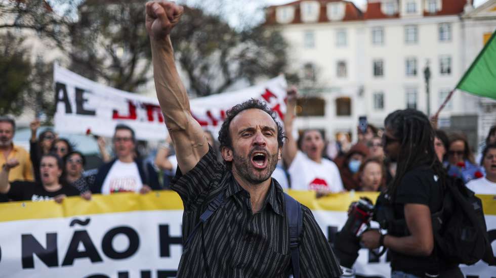 O líder do sindicato STOP, André Pestana, grita palavras de ordem no início de um acampamento de professores durante o qual serão promovidas vigílias e irão participar noutras iniciativas como a manifestação nacional do 25 de Abril, como forma de luta contra “a intransigência da tutela em não devolver os mais de seis anos e seis meses de tempo de serviço congelado, não acabar com os estrangulamentos de acesso aos 5º e 7.º escalões nem com o fim das quotas nas avaliações”, no Rossio, em Lisboa, 24 de abril de 2023. JOSÉ SENA GOULÃO/LUSA