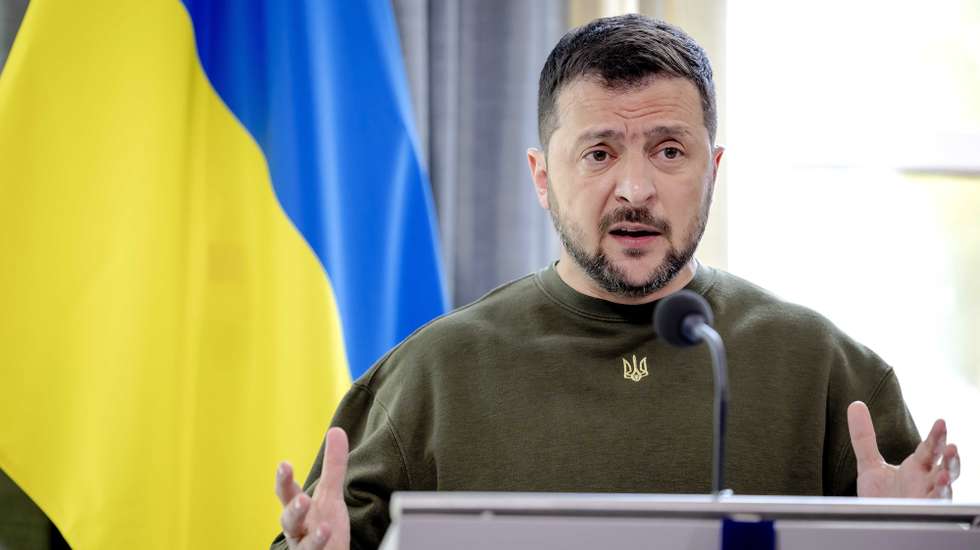epa10608198 Ukrainian President Volodymyr Zelensky addresses a press conference during his visit at the Catshuis in the Hague, the Netherlands, 04 May 2023.  EPA/Robin van Lonkhuijsen