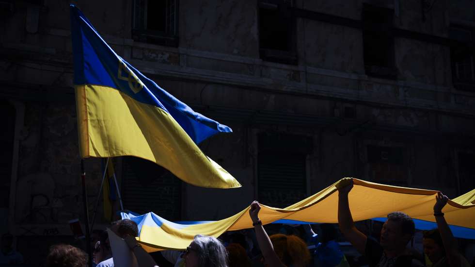 Cidadãos ucranianos concentrados perto do Clube Estefânia, onde hoje foi organizado um evento pró-Putin, após um comício em apoio à resolução da Verkhovna Rada da Ucrânia "Sobre o uso da ideologia do racismo pelo regime político da Federação Russa, frente à Embaixada da Rússia, em Lisboa, 07 de maio de 2023. JOSÉ SENA GOULÃO/LUSA