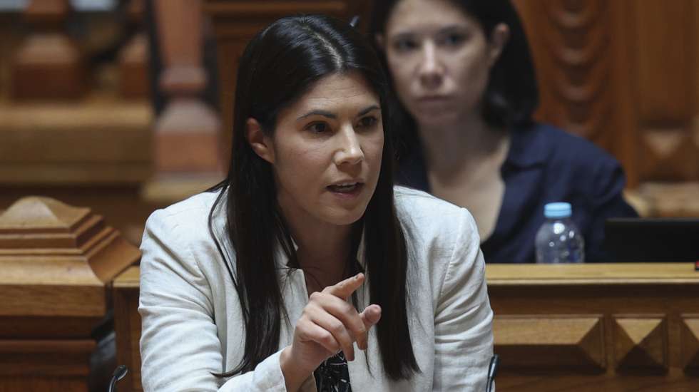 A coordenadora nacional do Bloco de Esquerda (BE), Mariana Mortágua, intervém durante a sessão plenária de interpelação ao Governo, requerida pelo BE, sobre "O povo merece + SNS", na Assembleia da República, em Lisboa, 21 de junho de 2023. ANTÓNIO COTRIM/LUSA