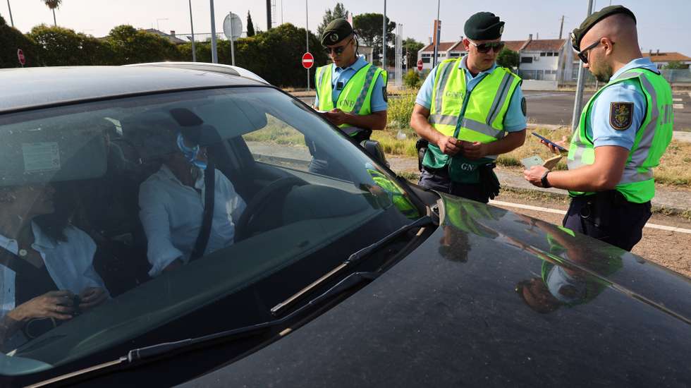 Militares da Guarda Nacional Republicana (GNR) dedicados ao controlo de fronteiras , procedem à  identificação seletiva de condutores de ligeiros à entrada para Portugal na fronteira do Caia (Elvas). Estas ações iniciaram às 00.00 de hoje nos 21 pontos de passagem autorizados na fronteira terrestre nacional, devido às Jornadas Mundiais da Juventude, que decorrerão no início do mês de agosto. Elvas, 22 de julho de 2023. NUNO VEIGA/LUSA