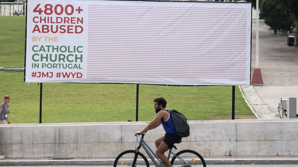 Cartaz em que se lê a frase "Mais de 4.800 crianças abusadas pela Igreja católica em Portugal", em inglês, ilustrada por 4.800 pontos que representam cada uma das vítimas, foi colocado na Alameda D. Afonso Henriques em Lisboa. Este é um dos três cartazes colocados hoje de madrugada em Lisboa, Loures e Algés no dia em que se inicia a vista do Papa Francisco a Portugal para participar na Jornada Mundial da Juventude (JMJ), 02 de agosto de 2023. ANTÓNIO COTRIM / LUSA
