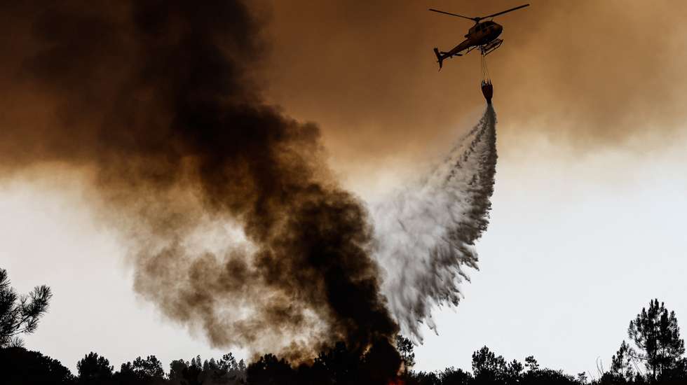 Bombeiros combatem o fogo, na zona de Aljezur, concelho de Odemira. Estão no combate às chamas 633 operacionais, apoiados por 206 viaturas terrestres e 10 meios aéreos. O incêndio, que deflagrou na zona de Baiona, na freguesia de São Teotónio, a meio da tarde de sábado, já obrigou a evacuar quatro locais no concelho de Odemira (Vale dos Alhos, Vale de Água, Choça dos Vales e Relva Grande) e uma unidade de turismo rural, num total de mais de 100 pessoas retiradas, 07 de agosto de 2023. LUÍS FORRA/LUSA