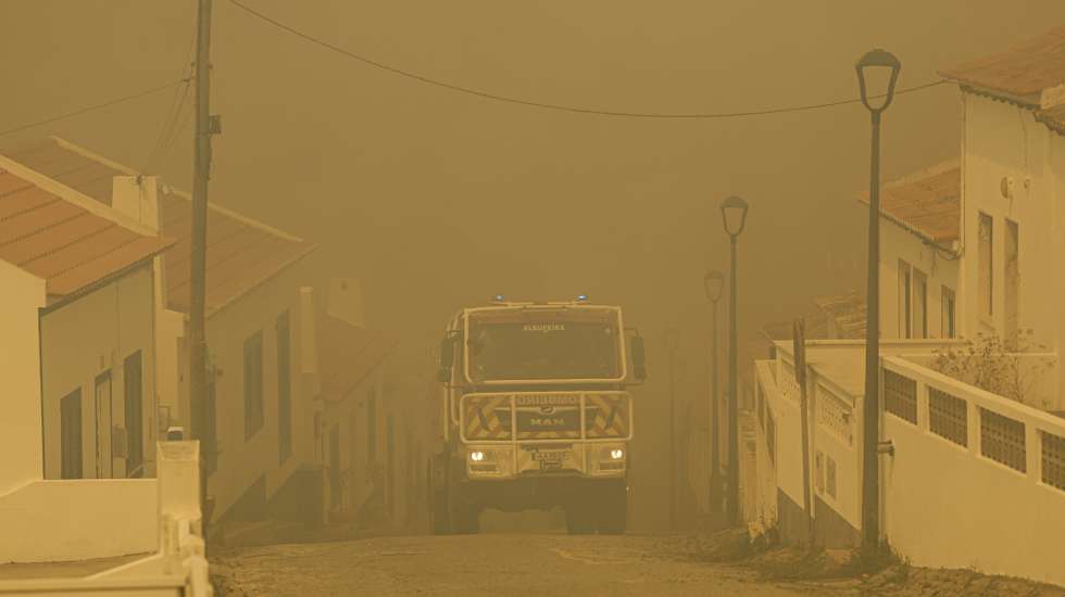 Fumo intenso durante um incêndio na zona de São Teotónio no concelho de Odemira, 7 de agosto de 2023. Estão no combate às chamas 633 operacionais, apoiados por 206 viaturas terrestres e 10 meios aéreos. O incêndio, que deflagrou na zona de Baiona, na freguesia de São Teotónio, a meio da tarde de sábado, já obrigou a evacuar quatro locais no concelho de Odemira (Vale dos Alhos, Vale de Água, Choça dos Vales e Relva Grande) e uma unidade de turismo rural, num total de mais de 100 pessoas retiradas. LUÍS FORRA/LUSA