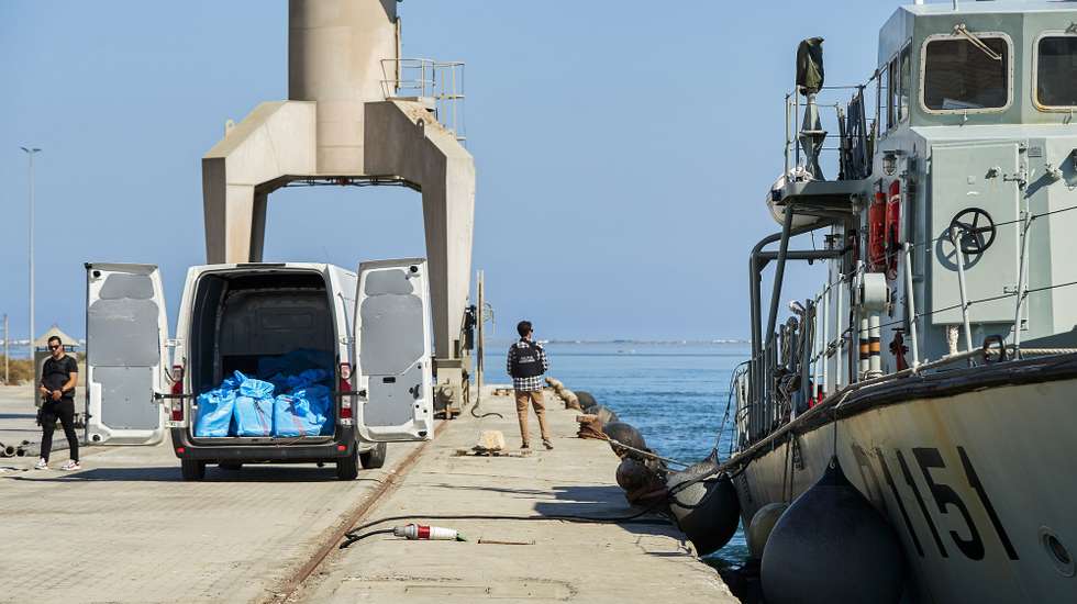 Carrinha com fardos de droga apreendidos exposta para os media no cais comercial de Faro durante a conferência de imprensa sobre a operação conjunta de combate ao narcotráfico a Sul de Portugal, Faro, 1 de setembro de 2023. RICARDO NASCIMENTO/LUSA