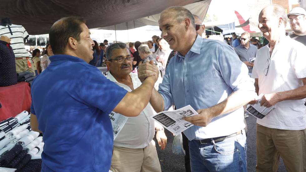 O secretário-geral do Partido Comunista Português (PCP), Paulo Raimundo (C), cumprimenta um feirante durante uma visita à Feira do Relógio, em Lisboa, 01 de outubro de 2023. ANTÓNIO PEDRO SANTOS/LUSA