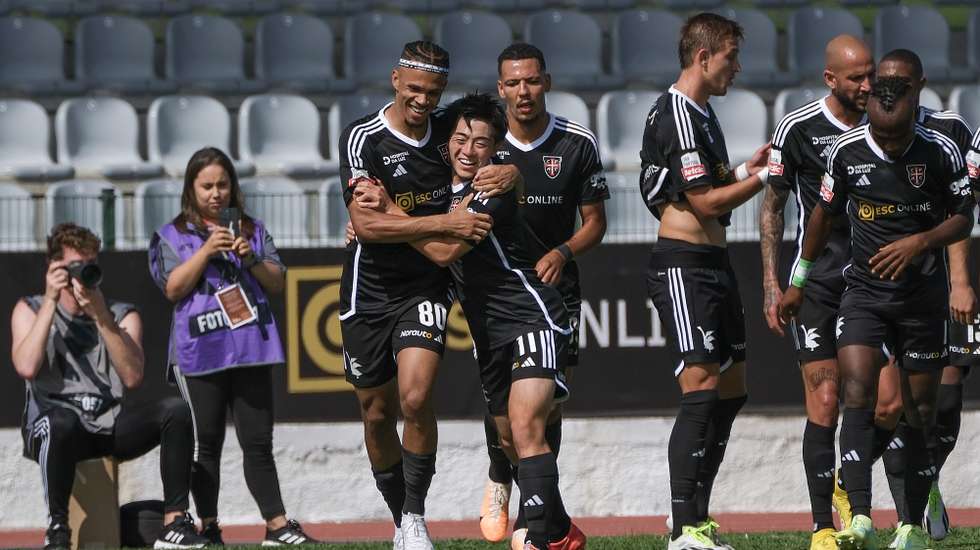 O jogador do Casa Pia Pablo Roberto (3-E) festeja após marcar o 1-0, durante o jogo da Primeira Liga de Futebol entre o Casa Pia e o Rio Ave, disputado no Estádio Municipal de Rio Maior, em Rio Maior, 02 de setembro de 2023. CARLOS BARROSO/LUSA