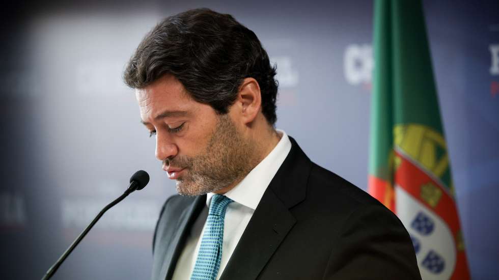 O presidente do Chega, André Ventura, fala aos jornalistas durante uma conferência de imprensa na sequência da decisão do Presidente da República, Marcelo Rebelo de Sousa, de dissolver o Parlamento e convocar eleições legislativas para 10 de março de 2024, na sede do Chega, em Lisboa, 10 de novembro de 2023. JOSÉ SENA GOULÃO/LUSA