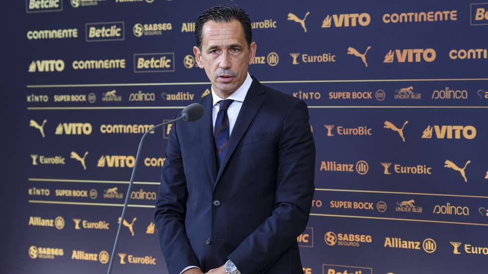 O presidente da LPFP - Liga Portuguesa de Futebol Profissional, Pedro Proença, fala aos jornalistas no final da reunião da XI Cimeira de Presidentes, organizada pela Liga Portuguesa de Futebol Profissional, no Convento de São Francisco – Coimbra Cultura e Congressos, Coimbra, 18 de outubro de 2023. PAULO NOVAIS/LUSA