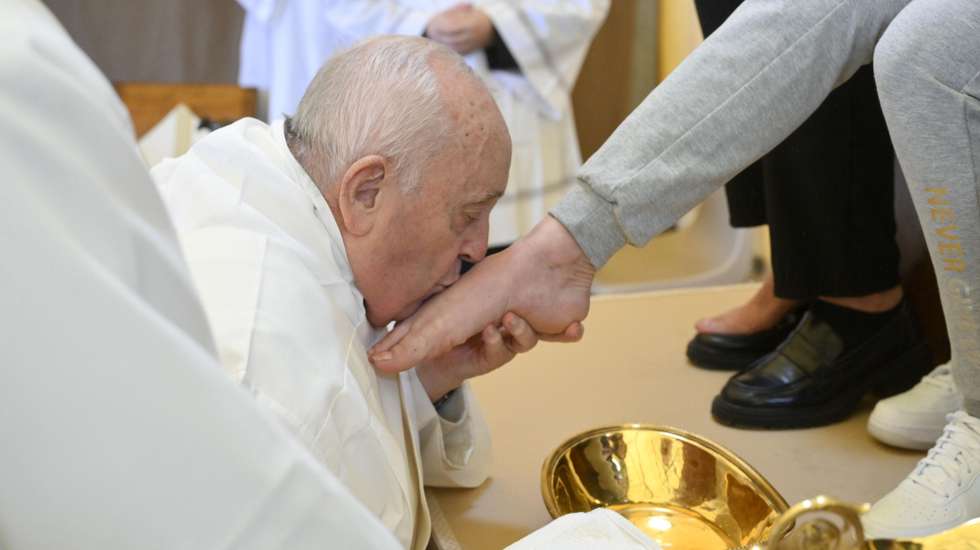 epa11248411 A handout photo made available by Vatican Media Press Office shows Pope Francis performing the 'in coena Domini' Mass and the rite of the washing of the feet on Holy Thursday at the Rebibbia Women's Prison in Rome, Italy, 28 March 2024.  EPA/VATICAN MEDIA HANDOUT  HANDOUT EDITORIAL USE ONLY/NO SALES HANDOUT EDITORIAL USE ONLY/NO SALES