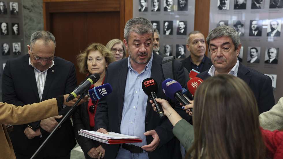 O secretário-geral da FNE, Pedro Barreiros fala aos jornalistas após uma reunião com o ministro da Educação, Fernando Alexandre (3D), no Ministério da Educação, Ciência e Inovação, Lisboa, 3 de maio de 2024.O Governo convocou as 12 estruturas sindicais representantes dos professores para iniciar o processo negocial com vista à recuperação do tempo de serviço, assim como de outras medidas de valorização da carreira.
MIGUEL A. LOPES/LUSA