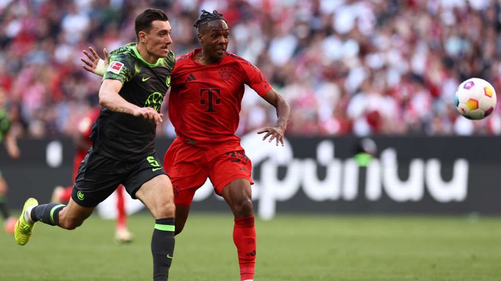 epa11335626 Wolfsburg's Cedric Zesiger (L) in action against Munich's Mathys Tel (R) during the German Bundesliga soccer match between Bayern Munich and VfL Wolfsburg in Munich, Germany, 12 May 2024.  EPA/ANNA SZILAGYI CONDITIONS - ATTENTION: The DFL regulations prohibit any use of photographs as image sequences and/or quasi-video.