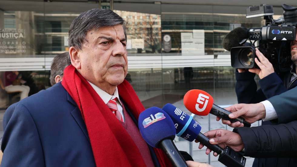 O advogado Garcia Pereira, defensor de Renata Cambra (ausente na fotografia), queixosa contra o porta-voz do Grupo 1143, Mário Machado (ausente na foto) acusado pelos crimes de discriminação e incitamento ao ódio e à violência , fala aos jornalistas à chegada ao Juízo Local Criminal, Juiz 1, no Campus de Justiça, para o início do julgamento, Lisboa, 06 de fevereiro de 2024. MANUEL DE ALMEIDA/LUSA