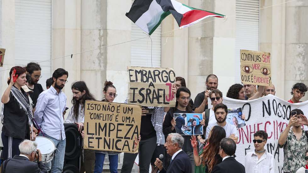 O Presidente da República, Marcelo Rebelo de Sousa (C), fala com estudantes que se manifestavam a favor do estado da Palestina, à chegada para a sessão das Comemorações do V Centenário do Nascimento de Luís de Camões integrada nas comemorações do Dia de Portugal, de Camões e das Comunidades Portuguesas, na Biblioteca Joanina da Universidade de Coimbra, 10 de junho de 2024. PAULO NOVAIS/LUSA