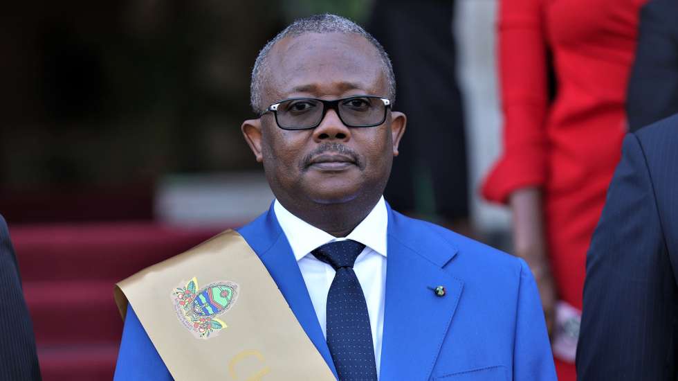 O Presidente da Guiné-Bissau, Umaro Sissoco Embaló, posa durante a cerimónia da entrega da chave da cidade de Maputo, em Moçambique, 20 de junho de 2024. O Presidente da Guiné-Bissau, iniciou na quarta-feira uma visita de Estado de três dias a Moçambique com a cooperação entre os dois países na agenda. LUÍSA NHANTUMBO/LUSA