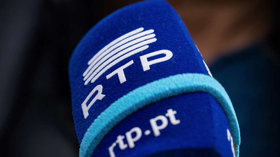 Um microfone da RTP em Vila Nova de Gaia, 03 de novembro de 2023. Decorre neste dia um plenário que acontece durante o decurso da greve que o Sindicato Nacional dos Trabalhadores das Telecomunicações e Audiovisual, SINTTAV marcou entre o dia 28 e o dia 3 de Novembro. JOSÉ COELHO/LUSA