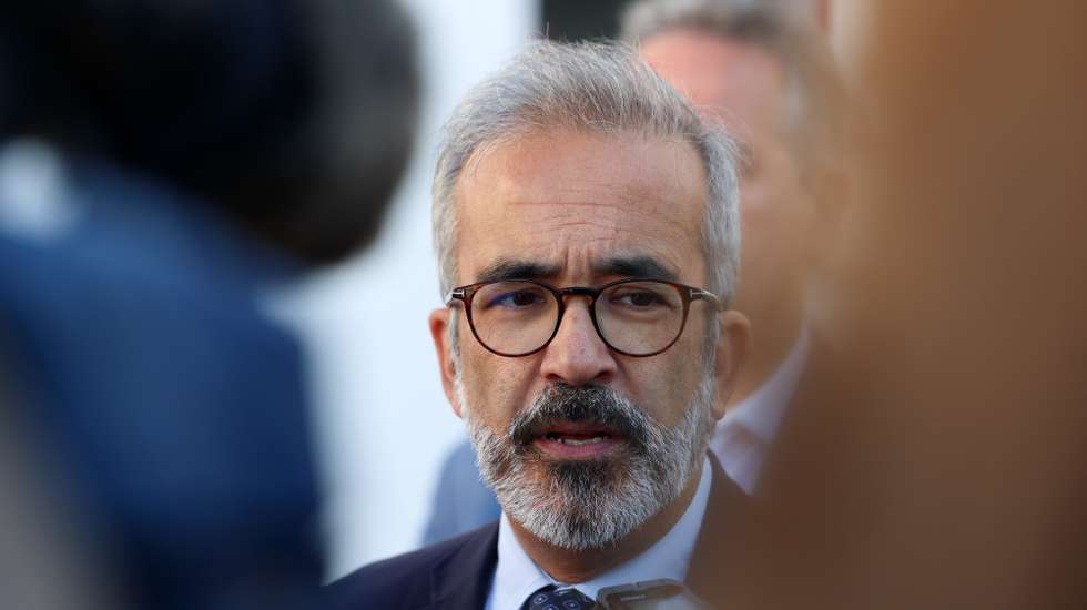 O ministro de Estado e dos Negócios Estrangeiros e primeiro-ministro em exercício, Paulo Rangel, fala aos jornalistas no final de uma reunião na Autoridade Nacional de Emergência e Proteção Civil na sequência do sismo de magnitude 5,3 na escala de Richter com epicentro a 58 quilómetros a oeste de Sines, em Lisboa, 26 de agosto de 2024. O sismo de magnitude 5,3 na escala de Richter foi registado às 05:11 e teve epicentro a 58 quilómetros a oeste de Sines, no distrito de Setúbal, e não causou danos pessoais ou materiais até ao momento, segundo o Instituto Português do Mar e da Atmosfera (IPMA). TIAGO PETINGA/LUSA