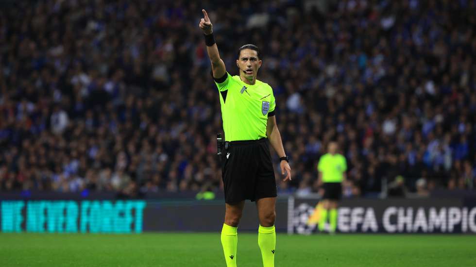 Referee Serdar Gozubuyuk reacts during the UEFA Champions League Round of 16, 1st leg match, FC Porto vs Arsenal, at Dragao stadium, Porto, Portugal, 21 February 2024. ESTELA SILVA/LUSA