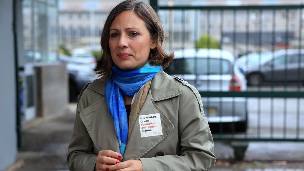 A presidente da Federação Nacional dos Médicos (FNAM), Joana Bordalo e Sá, faz um balanço da greve dos médicos junto ao Hospital São João, no Porto, 25 de setembro de 2024. ESTELA SILVA/LUSA