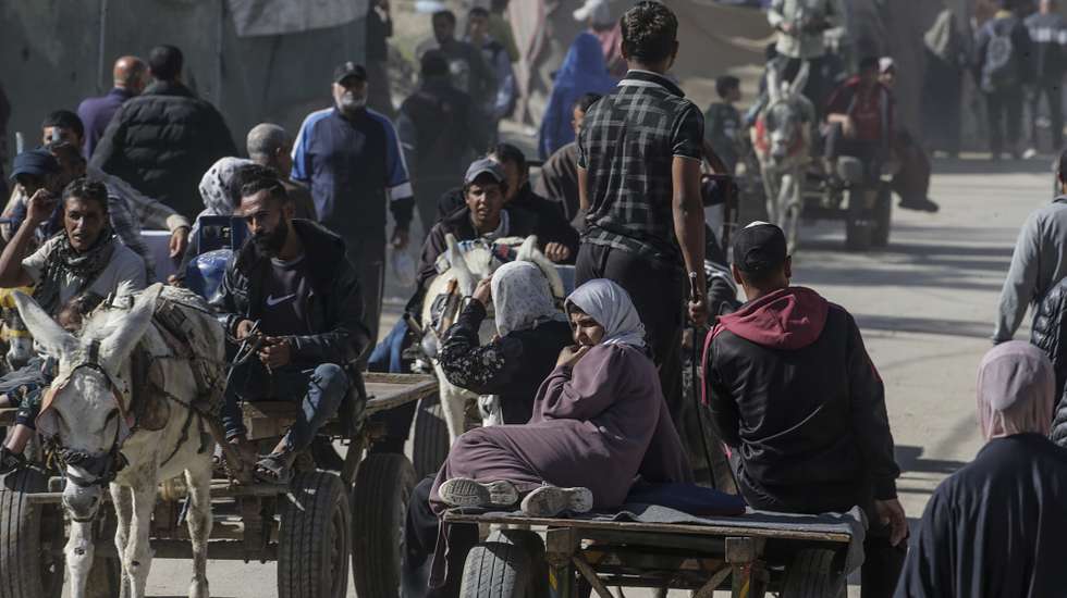 epa11731115 Internally displaced Palestinians ride donkey carts instead of taxis due to fuel shortages in the steets of Deir Al Balah, central Gaza Strip, 20 November 2024. More than 43,800 Palestinians, including over 13,000 children, have been killed according to the Palestinian Ministry of Health and over 1,400 Israelis have been killed according to the Israel Defense Forces (IDF), since Hamas militants launched an attack against Israel from the Gaza Strip on 07 October 2023, and the Israeli operations in Gaza and the West Bank which followed it.  EPA/MOHAMMED SABER
