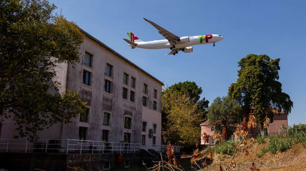 Um avião sobrevoa o Centro das Taipas, em Alvalade, Lisboa, 17 de setembro de 2024. O tráfego aéreo sobre a cidade de Lisboa está cada vez mais intenso, havendo cada vez mais queixas em relação à poluição visual e sonora assim como em relação à frequência de voos noturnos. (ACOMPANHA TEXTO DA LUSA DO DIA 28 DE SETEMBRO DE 2024). JOSÉ SENA GOULÃO/LUSA
