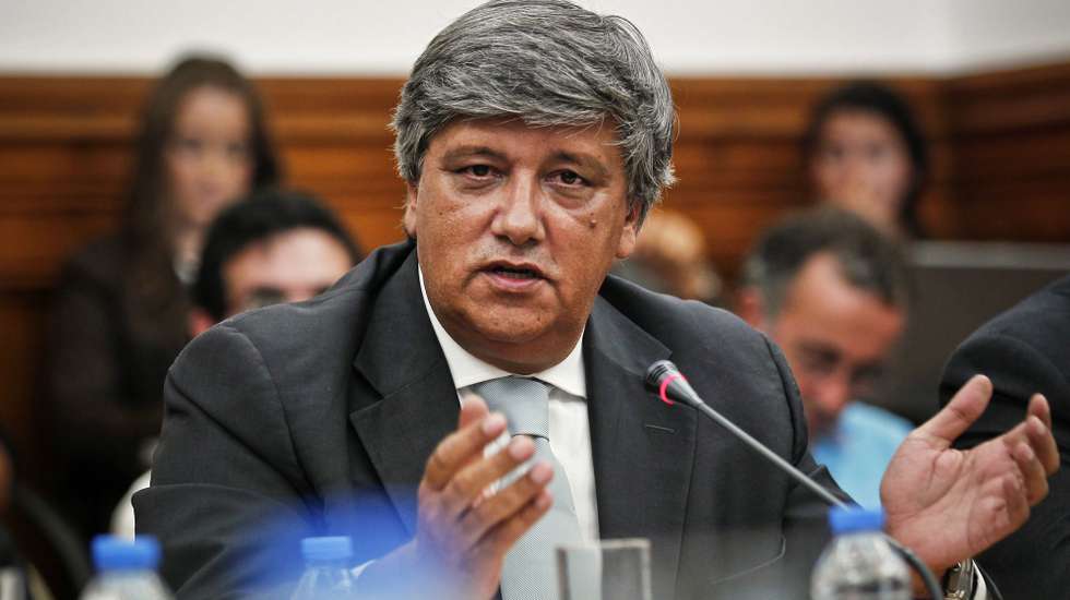 O ex secretário de Estado da Juventude e do Desporto, Laurentino Dias, durante a audiência do ministro adjunto e dos Assuntos Parlamentares, Miguel Relvas, na Comissão Parlamentarde Educação, Ciência e Cultura, na Assembleia da República, 23  agosto 2011, em Lisboa. JOSE SENA GOULAO / LUSA