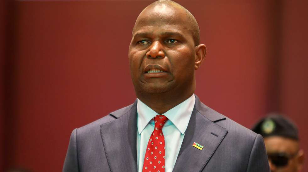 O Presidente de Moçambique, Daniel Chapo, preside à cerimónia de assinatura de um acordo, entre o Presidente moçambicano e os principais partidos políticos de Moçambique, referente aos termos para as reformas estatais, no âmbito do diálogo político para o fim da crise pós-eleitoral no país, em Maputo, Moçambique, 05 de março de 2025. LUÍSA NHANTUMBO/LUSA