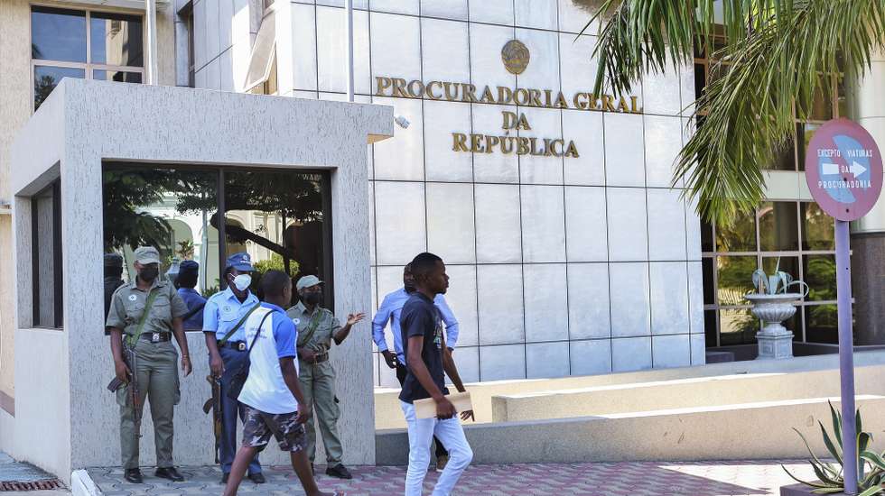 Reforço policial na Procuradoria-Geral da República de Moçambique, no dia em que está a ser ouvido Venâncio Mondlane, ex-candidato presidencial moçambicano, que lidera manifestações pós-eleitorais desde outubro, Maputo, Moçambique, 11 de março de 2025. A avenida Vladimir Lenine, centro de Maputo, vive esta manhã um clima de suspense, com forte contingente policial no acesso à Procuradoria-Geral da República (PGR), para ouvir Venâncio Mondlane num dos oito processos movidos contra o político. LUÍSA NHANTUMBO/LUSA