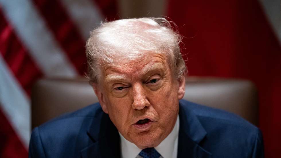 epa12052221 US President Donald Trump speaks during a lunch with Norway's prime minister Jonas Gahr Store, in the cabinet room of the White House in Washington, DC, USA, 24 April 2025.  EPA/AL DRAGO / POOL