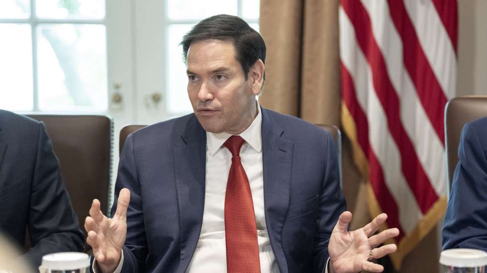 epa12065954 US Secretary of State Marco Rubio speaks during a cabinet meeting held by US President Donald Trump, in the Cabinet Room of the White House in Washington, DC, USA, 30 April 2025.  EPA/KEN CEDENO / POOL